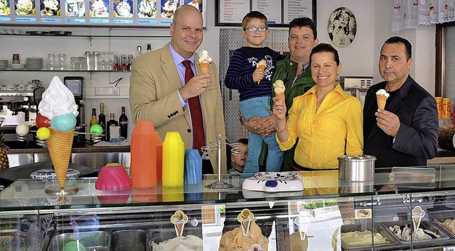 Brgermeister Jrgen Louis (links) und...glialunga  zur Erffnung des Eiscafs.  | Foto: Schimanski