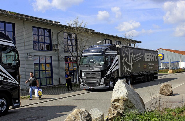 Einkaufen beim Discounter, parken am S...rag des Discounters Lidl thematisiert.  | Foto: Christa Maier