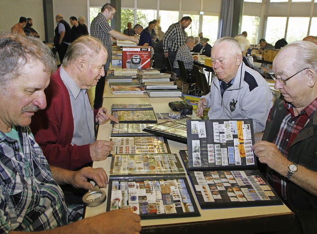 Sammler stbern in Briefmarkenalben, i... Sammlung vervollstndigen zu knnen.   | Foto: Heidi Fssel