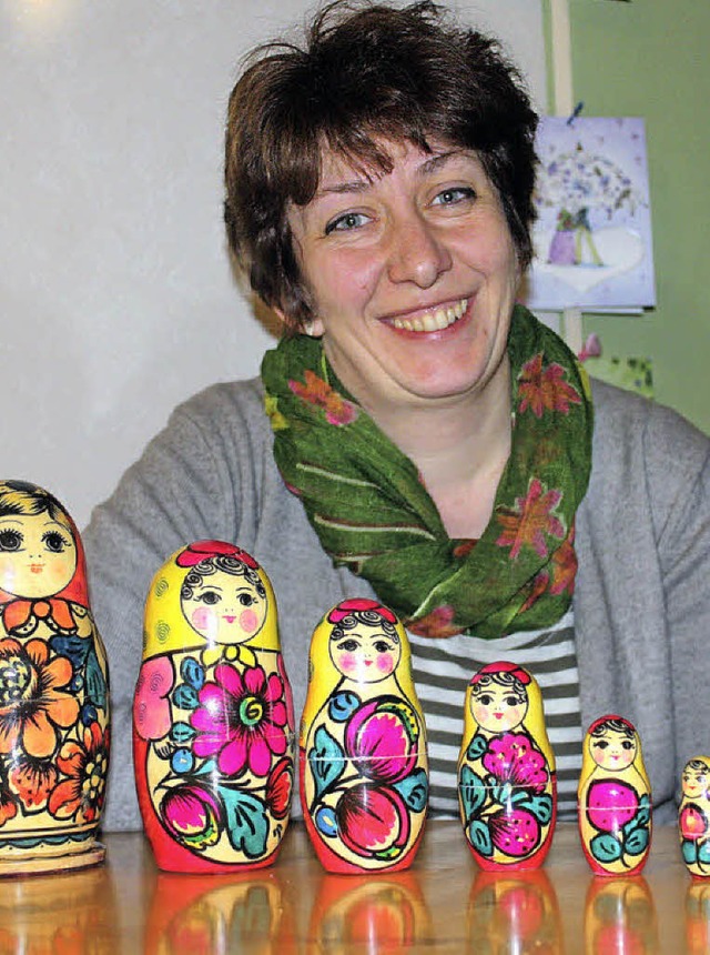 Olga Meier mit ihren Matroschka-Puppen &#8211; eine Erinnerung an Russland.   | Foto: Gabriele Fssler