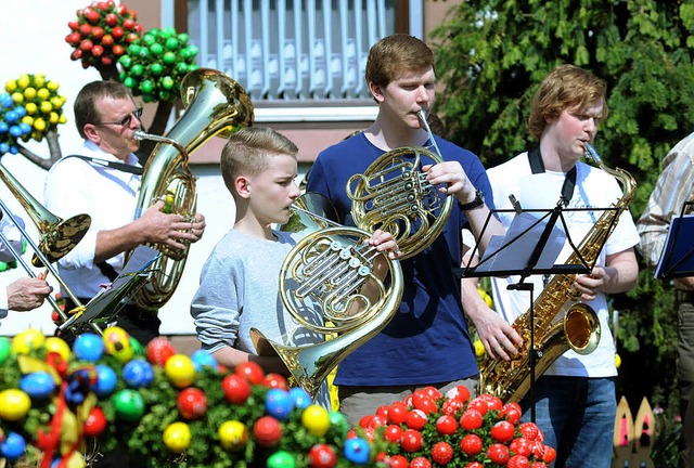 Musik und Bewirtung: Die Osterbrunnenerffnung ist in Wittenweier ein Fest.   | Foto: wolfgang knstle