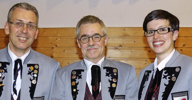 Der Vorsitzende Bruno Lffler (links) ...</Text> goldene Ehrennadel verliehen.   | Foto: Frank Leonhardt