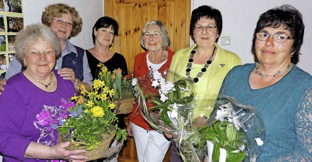 Etliche Mitglieder der Wasenweiler Lan...usgezeichnet und mit Blumen beschenkt.  | Foto: christine Weirich