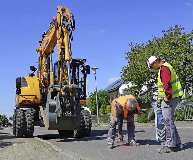 Die Baustelle Ritterstrae beginnt an ...rbeiter der Baufirma sie einzurichten.  | Foto: Peter Gerigk