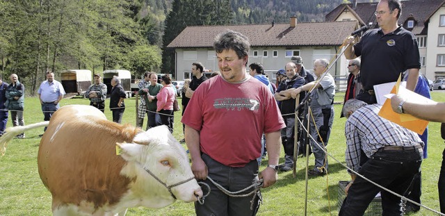 Der Hinterwlder-Markt war wieder eine...Mikrofon: Versteigerer Alfred Preiser.  | Foto: Wehrle