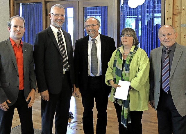 Pfarrer Geyer, zweiter von links, bei seiner Verabschiedung in der Elzhalle  | Foto: Georg Vo