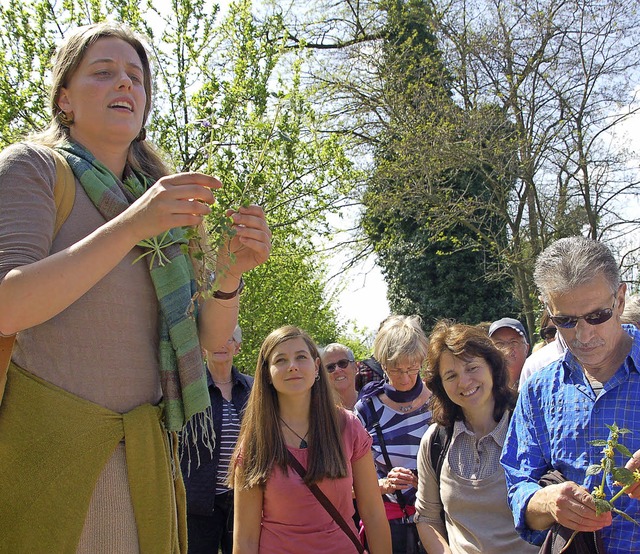 Am Pflanzenrundgang mit Sonja Wunderli...ssierte aus Badisch Rheinfelden teil.   | Foto: Petra Wunderle