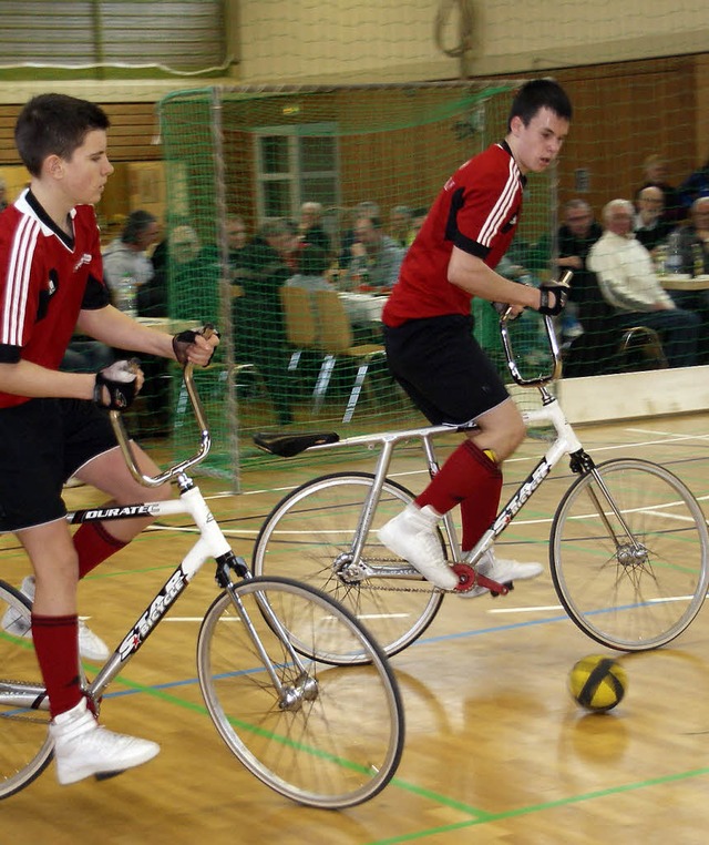 Passgenauigkeit ist beim Radball nicht...all. Eckert/Leber haben&#8217;s drauf.  | Foto: Hrvoje Miloslavic