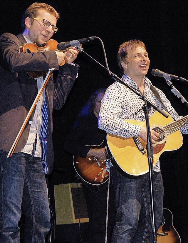 Gaben den Ton an: Guido Reuter und Mic...rfunkel-Revival-Band im Gloria-Theater  | Foto: Stefan Sahli