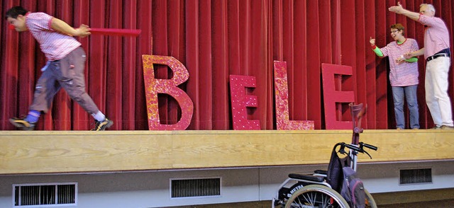 Buchstabenchaos auf der Bhne: Der eif...omplizierte Sache, das mit der Liebe.   | Foto: Rebekka Sommer