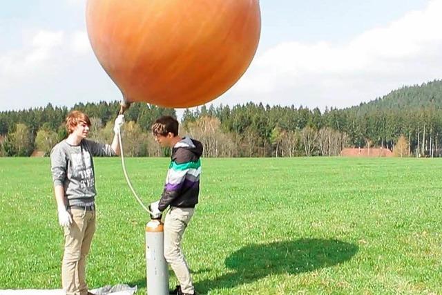Schler lassen Wetterballon steigen – Bilder aus der Stratosphre