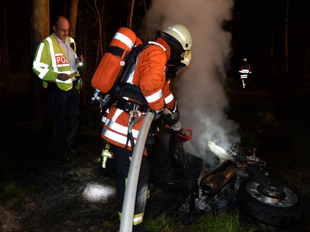 Einsatz im Wald: Die Freiburger Feuerwehr lscht ein Motorrad.  | Foto: Patrick Seeger