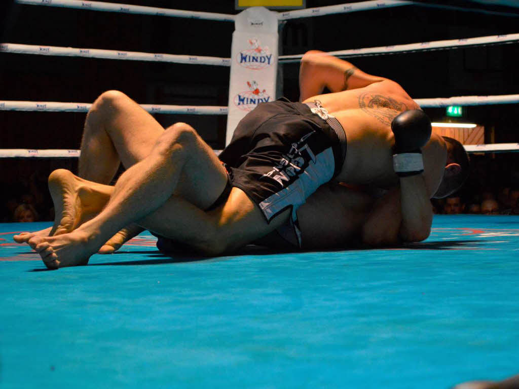 MMA: Schlusskampf der Fight Night – Tritschler in Oberlage besiegte seinen Gegner aus Serbien.