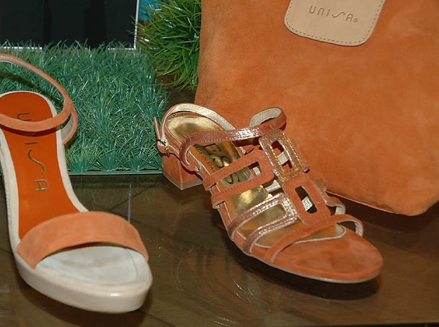 Orange: Sandalen mit und ohne Glanz  | Foto: Heidemarie Wussler