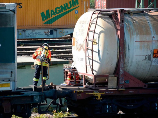 Mitglieder der Messgruppe kontrollieren den Waggon.  | Foto: Hannes Lauber