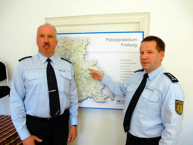 Revierleiter Uwe Kaiser (rechts) und s...chnitt des Polizeiprsidiums Freiburg.  | Foto: Peter Stellmach