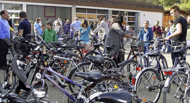 Rund ging&#8217;s beim Fahrradmarkt: v...gebote, viele Besucher, viele Kufer.   | Foto: heidi fssel