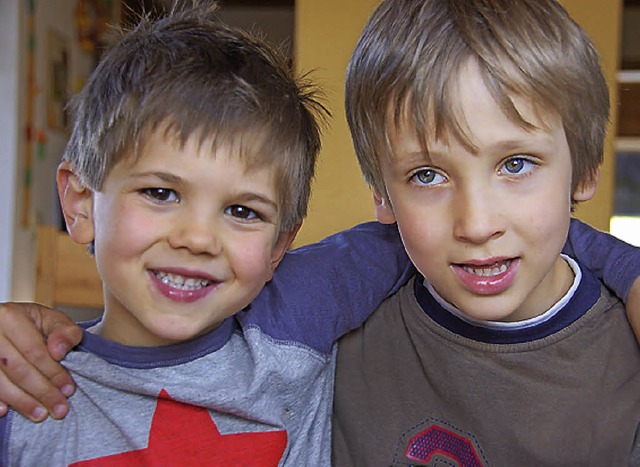 Elias (6 Jahre, links) und Jakob (7) singen gerne.   | Foto: Andrea Steinhart