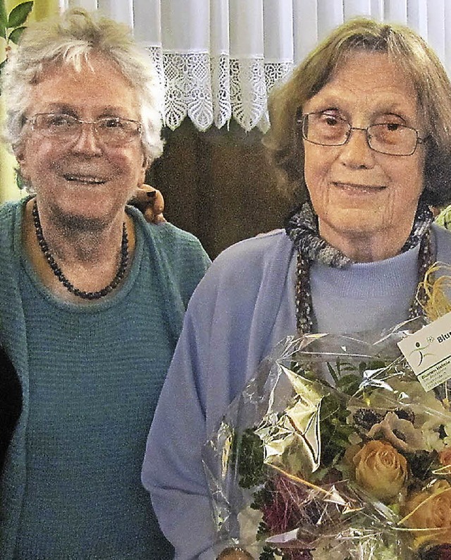 Wechsel: Vera Burger (links) ist die n...jahrzehntelangen Einsatz geehrt wurde.  | Foto: Susanne Filz