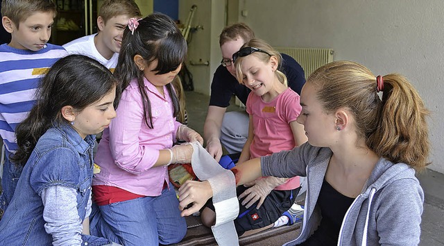 Jugendliche beim Aktionstag der Jugendrotkreuzgruppe Zell.  | Foto: Berger