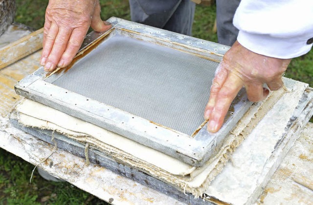 Auf Mittelaltermrkten, wie hier in Fr...wird noch das Papierschpfen gezeigt.   | Foto: Rita Eggstein