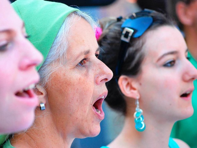 Mit ganzer Stimme dabei: Frauen singen im Chor.  | Foto: Barbara Ruda