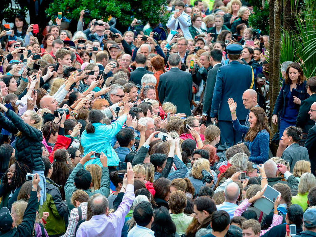 Fotoobjekt der Begierde: Kate wird von den Massen umgarnt.