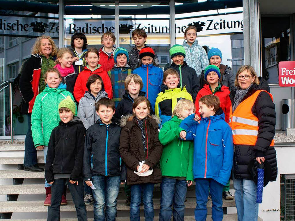 Die Klasse 4 a der Turnseeschule Freiburg mit ihrer Lehrerin Columba Zink zu Besuch bei der BZ.