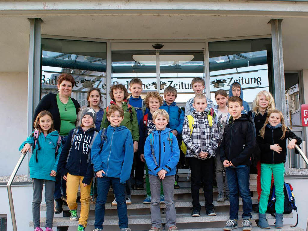 Die Klasse A 3/4 der Reinhold-Schneider-Schule Freiburg mit ihrer Lehrerin Silke von Elverfeldt zu Besuch bei der BZ.