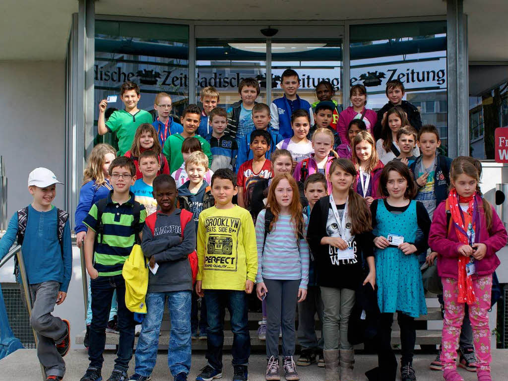 Die Klassen 4a und 4b der Grundschule Umkirchm it ihren Lehrern Frau Anna Schulze und Herr Jonas Baumann Die Klassen 4a und 4b der Grundschule Umkirchm it ihren Lehrern Frau Anna Schulze und Herr Jonas Baumann