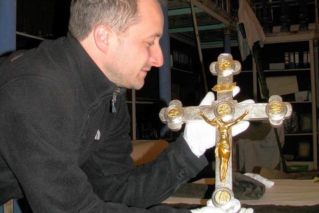 Kloster St. Trudpert: Verschollenes Kreuz unter Orgeltreppe entdeckt