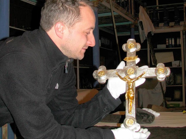 Archivar Markus Herbener mit dem von i...rten Vortragekreuz aus dem Jahre 1603.  | Foto: Manfred Lange