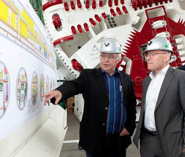 Martin Herrenknecht zeigt Winfried Hermann seine Tunnelbohrmaschinen.  | Foto: Herrenknecht