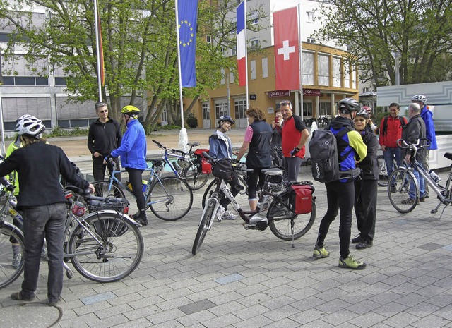 Treffpunkt Rathausplatz: Aktive des Sc...ngen von hier aus gemeinsam auf Tour.   | Foto: Privat