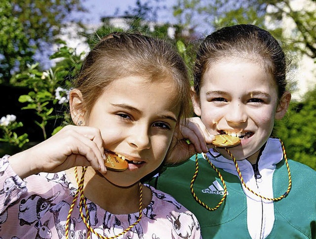 Bisstest: Mara Himmelsbach (linls) und...osewich mit ihren goldigen Medaillen.   | Foto:  Petra Vetter