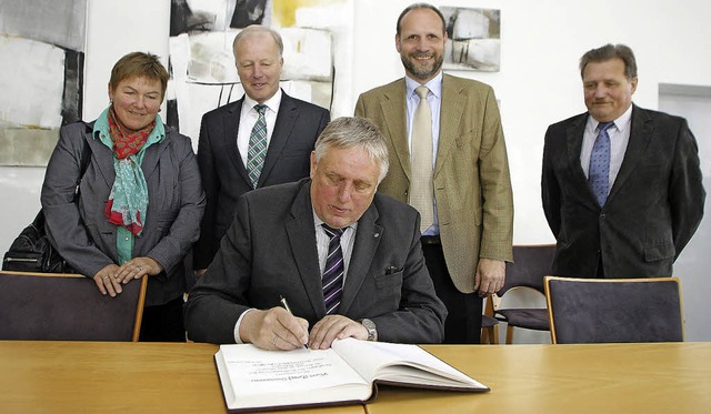 Staatssekretr  Laumann trgt sich  ins goldene Buch der Gemeinde ein.   | Foto: Heidi Fssel