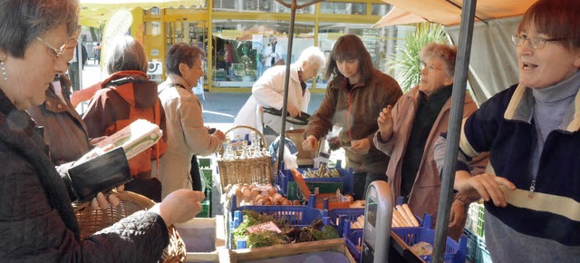 Alle Hnde voll zu tun haben die Markt...e Gemse lockt die Kunden in Scharen.   | Foto: Fillisch