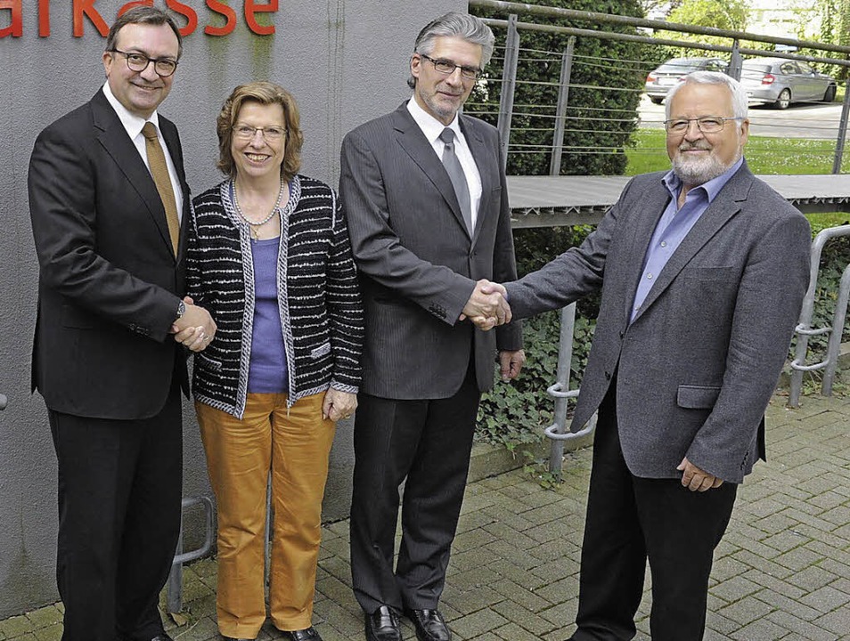 Sparkassendirektor Ulrich Feuerstein, ... reichen sich zur Kooperation die Hand  | Foto: Mnch