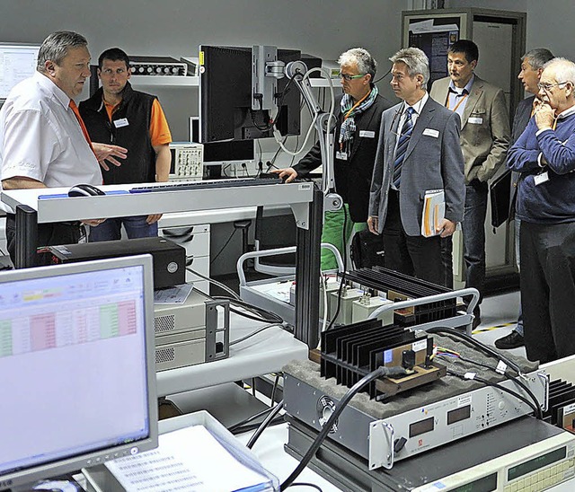 Eugen Sander (links) prsentiert den B...o Industrial Services in Kirchzarten.   | Foto: TIS