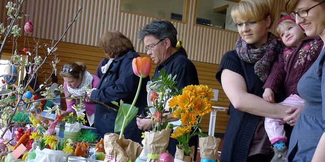 Mit einem Osterbasar, der zum Dorffest wurde, sammelten die Breitnauer Spenden.   | Foto: Eva Korinth