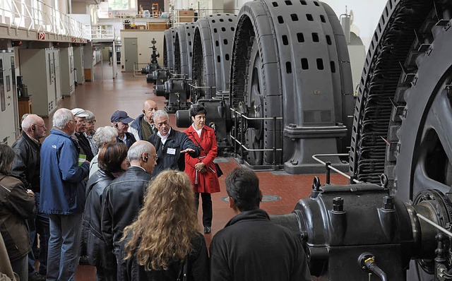 Angestellte von Energiedienst fhren e...siertes Publikum durch das Kraftwerk.   | Foto: Archivfoto: Juri Junkov