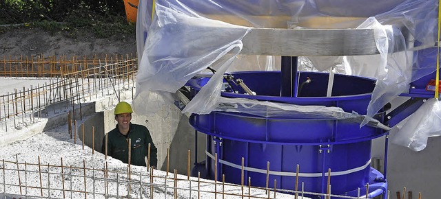 Das Herzstck der neuen Wasserkraftanl...e,  wurde diesen Mittwoch eingehoben.   | Foto: Seller