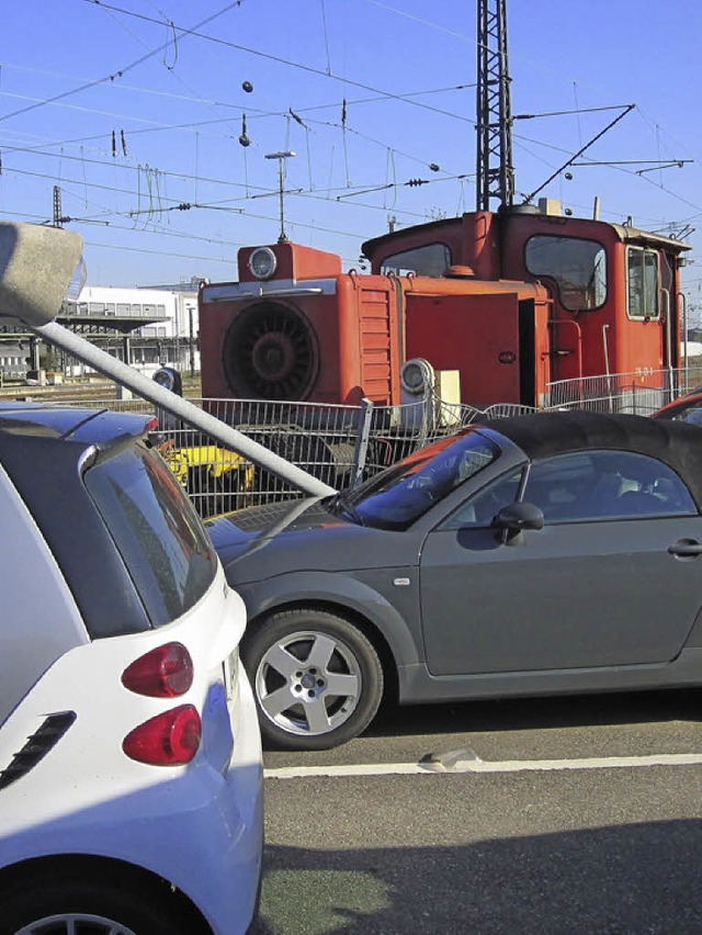 Eine Rangierlok ist am Mittwoch aus de...nlaterne und Autos wurden beschdigt.   | Foto: Bundespolizei