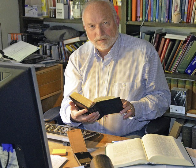 Pfarrer Georg Metzger bei der Ostervorbereitung  | Foto: Sylvia-Karina Jahn