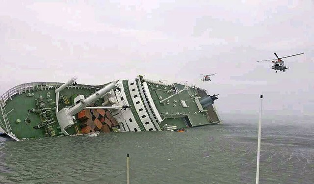 Die Fhre Sewol kippte schnell auf die...Menschen wurden darin eingeschlossen.   | Foto: dpa