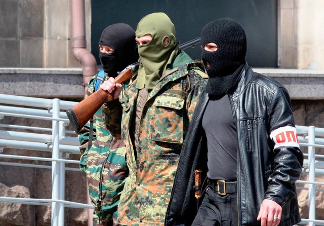 Bewaffnete pro-russische Aktivisten in Donezk.  | Foto: AFP