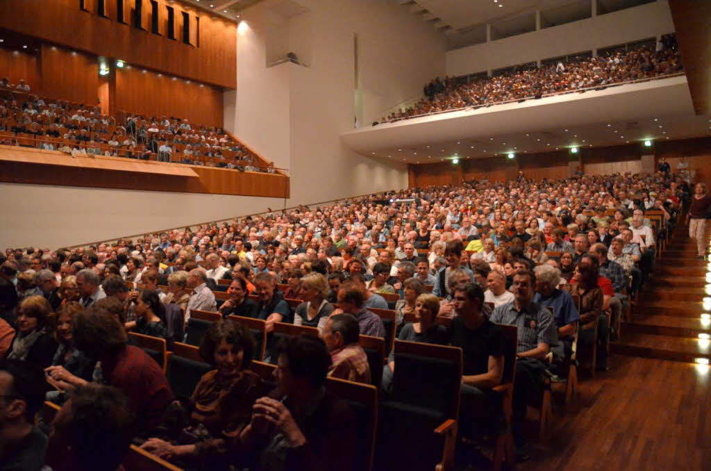 Diesmal brav in Reih und Glied: Das Freiburger Publikum im bestuhlten Konzerthaus