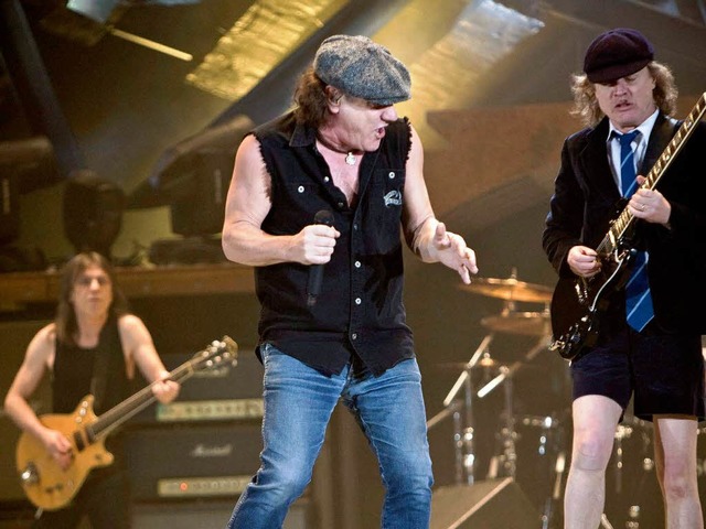 Oft im Hintergrund, aber immer mit dab...sher: Malcolm Young (links) bei AC/DC.  | Foto: dpa