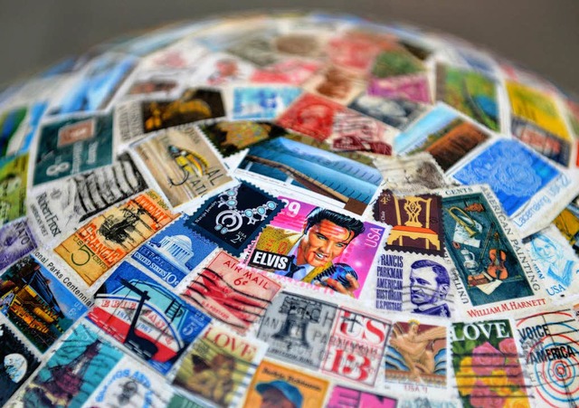 Ohne Briefmarke kann keine Postkarte abgeschickt werden.   | Foto: dpa