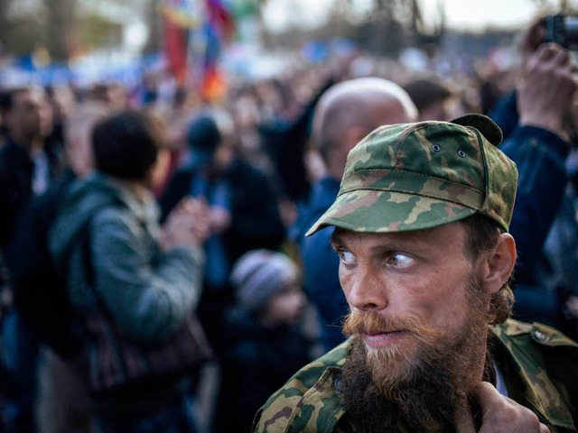 Ein prorussischer Aktivist in der Stadt Lugansk.  | Foto: AFP